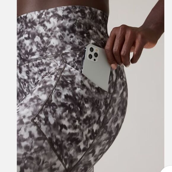 ATHLETA Salutation Stash 7/8 Tight Legging Size Small - Picture 6 of 10